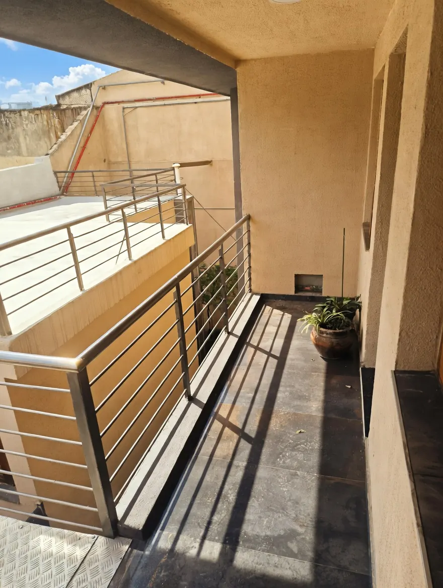 Balcón terraza soleado del apartamento en Parque Rodó